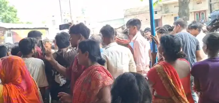 लड़कियों से छेड़खानी 
पड़ी भारी, बेतिया में मनचले युवक की ग्रामीणों ने की पिटाई,वीडियो वायरल
