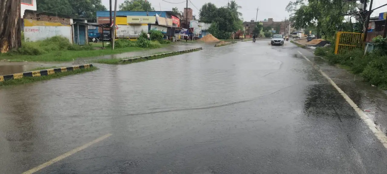 पहली बारिश ने एन एच 727 का खोला पोल.