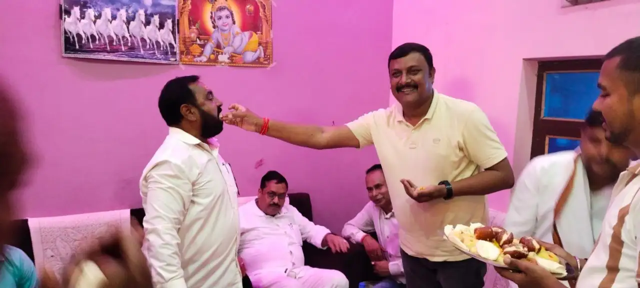 जदयू नेता राकेश सिंह नें मिठाई खिलाकर दिया बधाई।