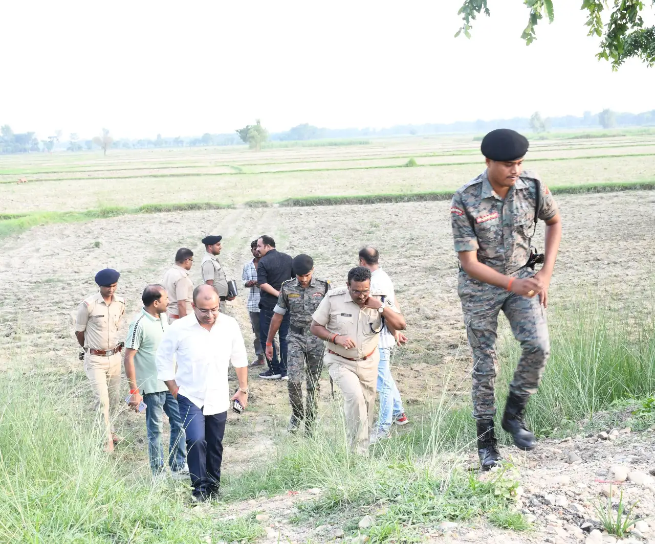पश्चिम चंपारण में दिनदहाड़े बड़ी लूट: हथियार के बल पर कर्मचारियों से 1.73 लाख रुपये छीने, पुलिस जांच में जुटी