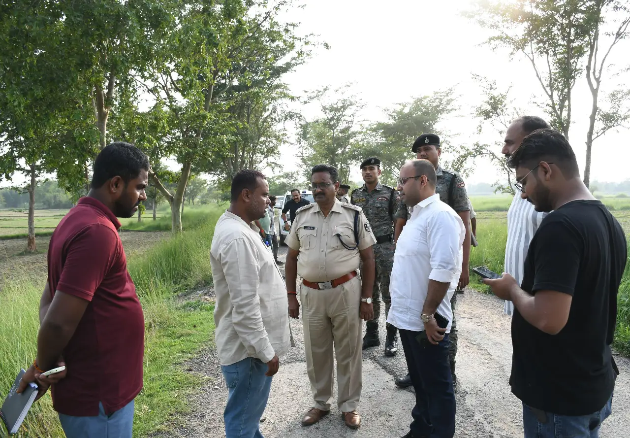 मैनाटांड़ में दिनदहाड़े लूट से दहशत, मौके पर पहुंचे एसपी और पुलिस टीम