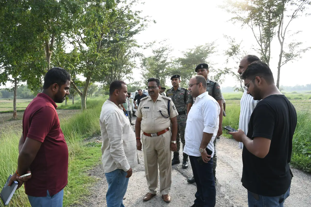 1.73 लाख की लूट से हड़कंप, घटनास्थल पर सुरक्षा व्यवस्था का निरीक्षण करते एसपी