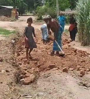 "गांव की तकदीर बदलने निकले युवा, अपने हाथों से लिख रहे विकास की नई कहानी