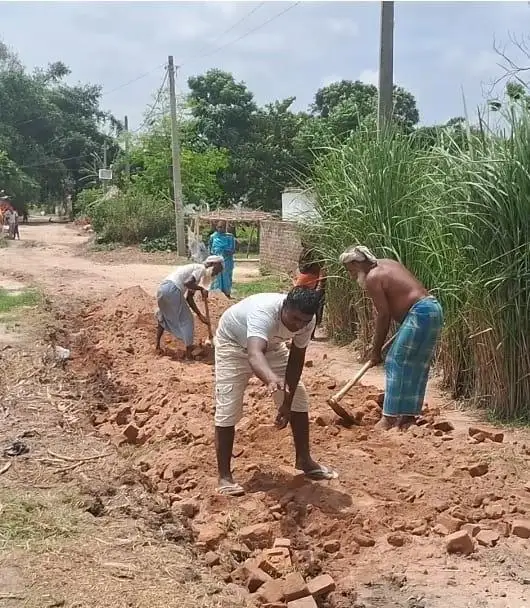 जहां व्यवस्था हुई बेबस, वहां युवाओं ने दिखाई हिम्मत और नेतृत्व
