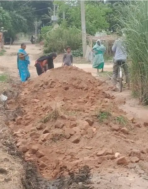 "जनप्रतिनिधियों का इंतजार छोड़, युवाओं ने खुद संभाली गांव की जिम्मेदारी