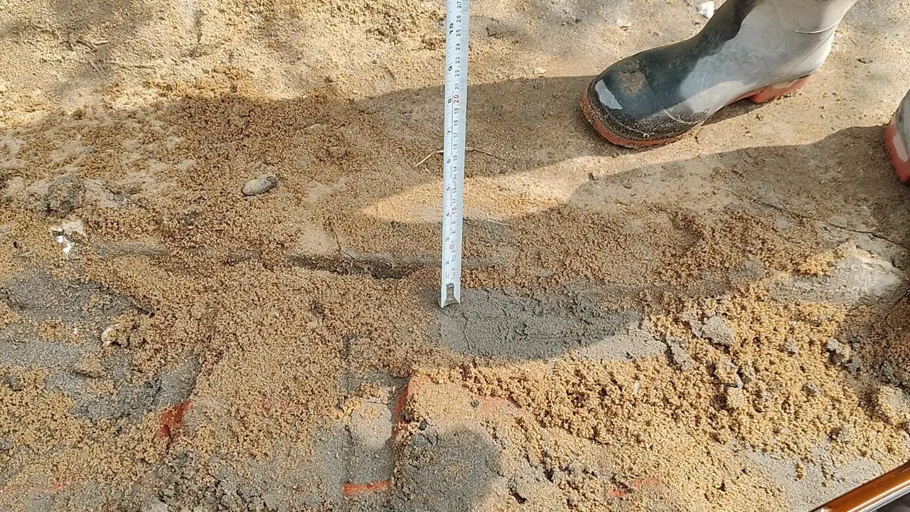 कहीं तीन इंच तो कहीं डेढ़ इंच ढलाई का आरोप, जांच की मांग तेज