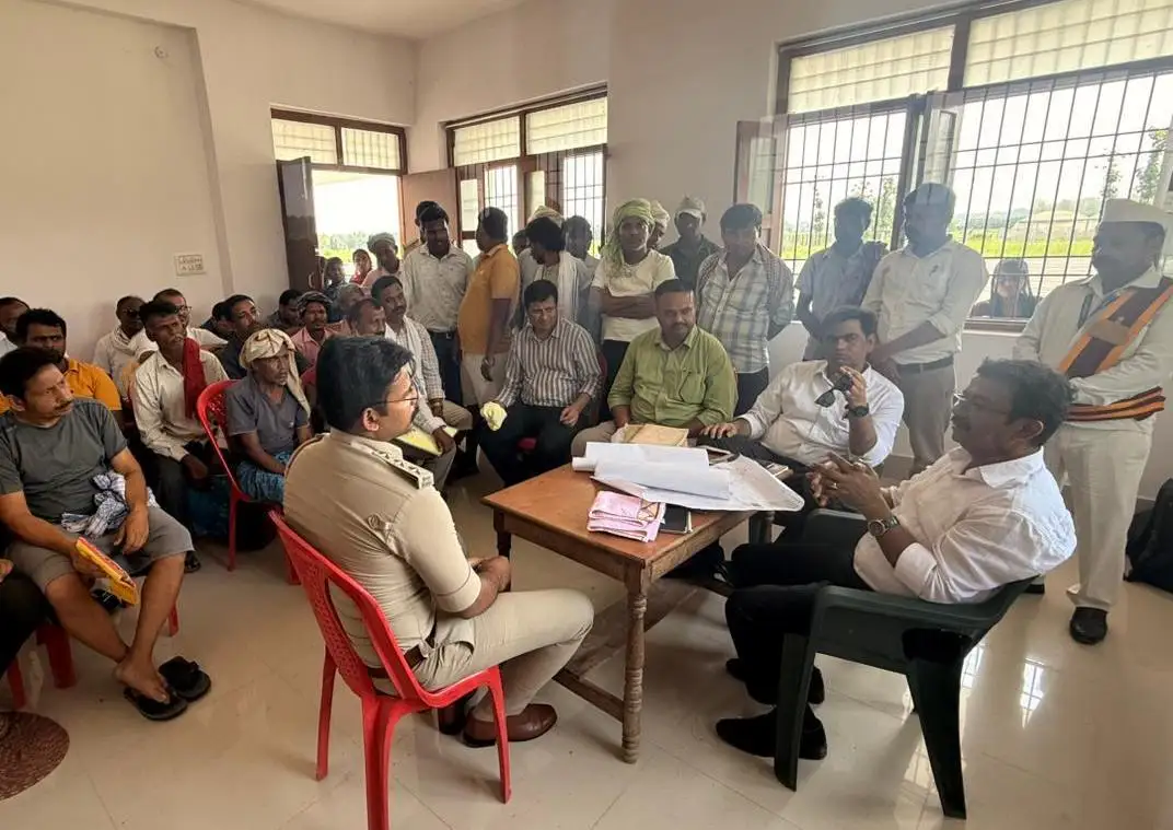 वाल्मीकिनगर एयरपोर्ट विस्तार की प्रक्रिया तेज, अपर समाहर्ता ने किया प्रस्तावित भूमि का निरीक्षण