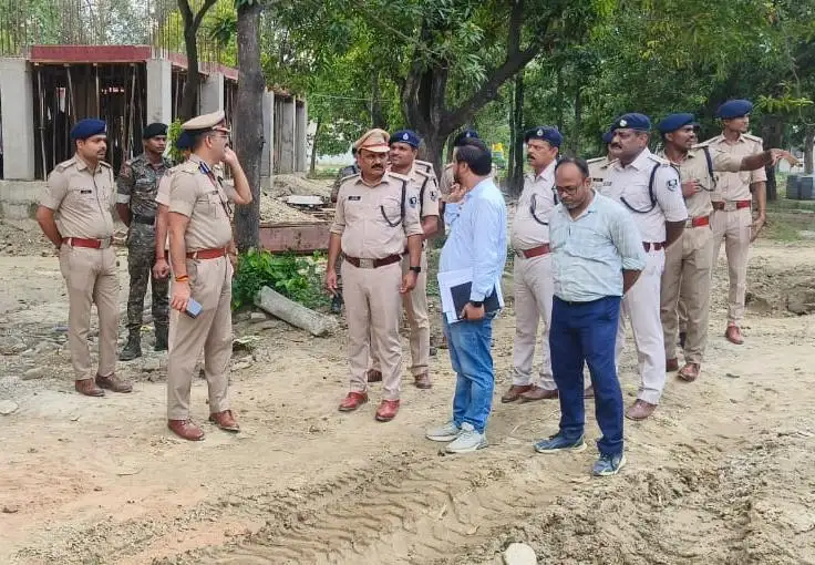 बगहा पुलिस केंद्र में बैरक का निरीक्षण कर अधिकारियों को बेहतर सुविधाएं सुनिश्चित करने का निर्देश देते डीआईजी