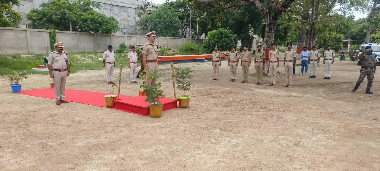 गार्ड ऑफ ऑनर के बाद पुलिस केंद्र में बैरक का निरीक्षण करते डीआईजी हरि किशोर राय