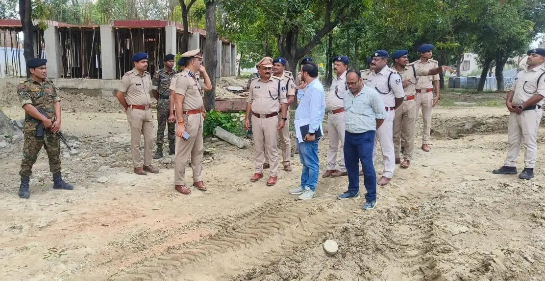 बगहा पुलिस केंद्र के नवनिर्मित बैरक का निरीक्षण करते डीआईजी हरि किशोर राय, साथ में एसपी राजेश कुमार एवं अन्य पुलिस अधिकारी