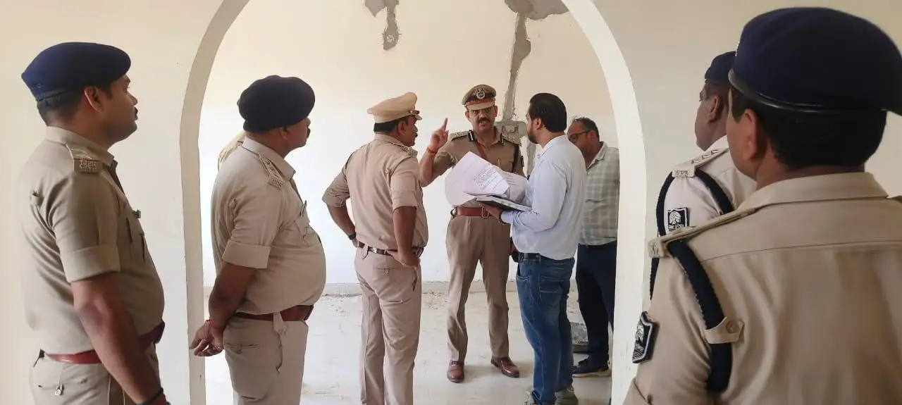 पुलिसकर्मियों की आवासीय सुविधाओं का निरीक्षण करते डीआईजी, अधिकारियों को दिए आवश्यक दिशा-निर्देश