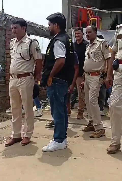 घटनास्थल पर पहुंची पुलिस और फॉरेंसिक टीम
