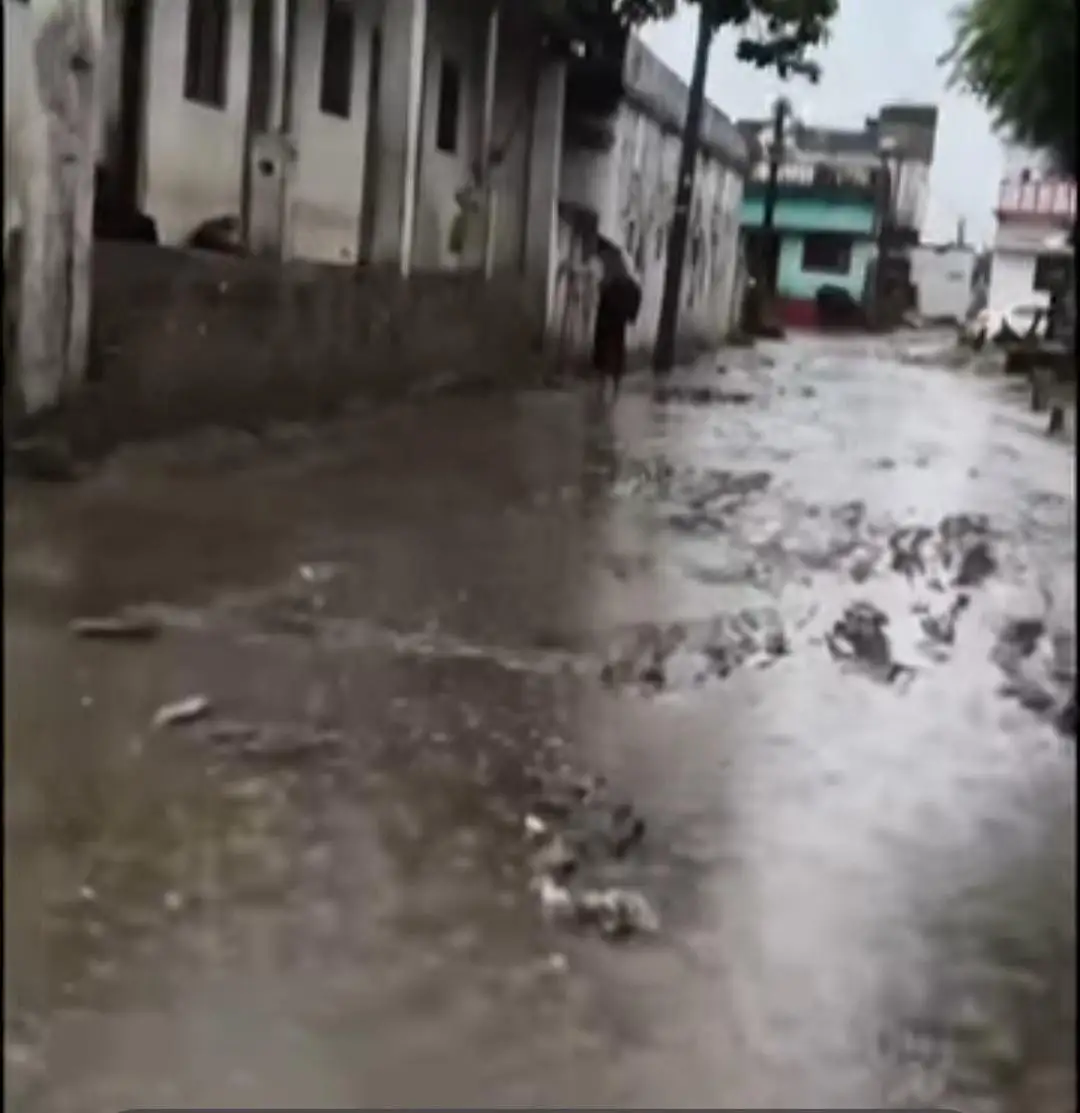 बगहा-1 के रायबरी महुआवा पंचायत के पूरब टोला की सड़क बनी दलदल, ग्रामीणों का आवागमन हुआ मुश्किल