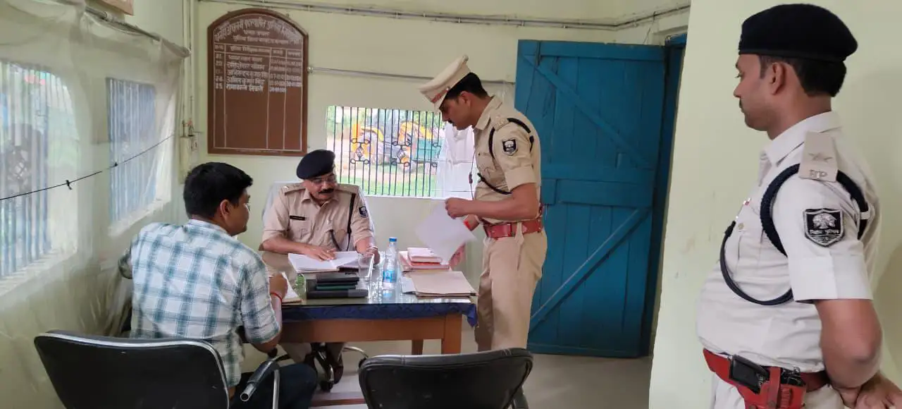 एसपी राजेश कुमार ने धनहा पुलिस निरीक्षक कार्यालय का किया औचक निरीक्षण, इंस्पेक्टर व थानाध्यक्ष को दिए आवश्यक निर्देश