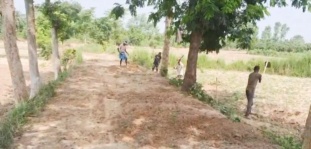गौनाहा के मनरेगा योजनाओं में कोई पारदर्शिता नहीं, मानक को ताक पर रखकर कराया जा रहा है कार्य।