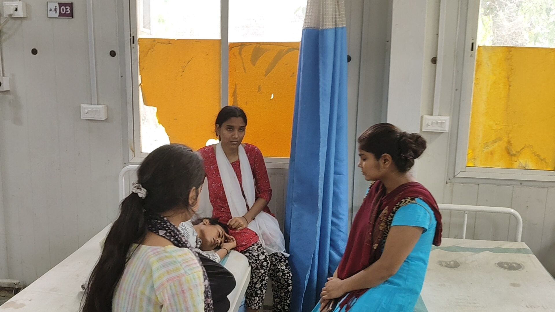 पांच छात्राएं घायल, अस्पताल में भर्ती
