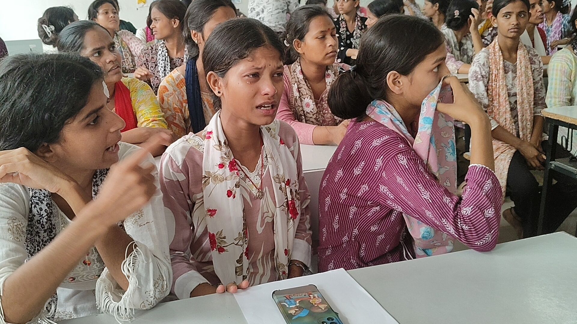 रोती  छात्राएं