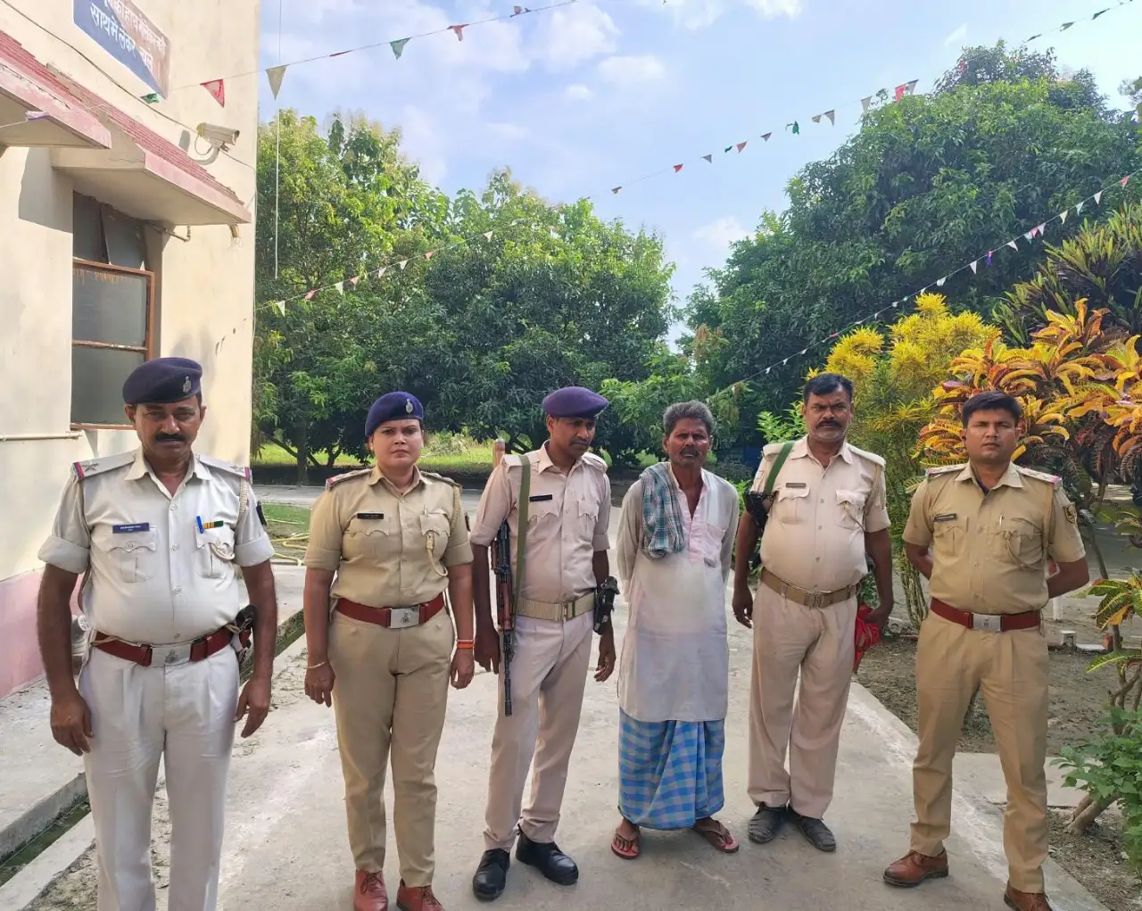 भितहा: चिलवनिया में छापेमारी,18 लीटर देसी शराब के साथ एक गिरफ्तार
