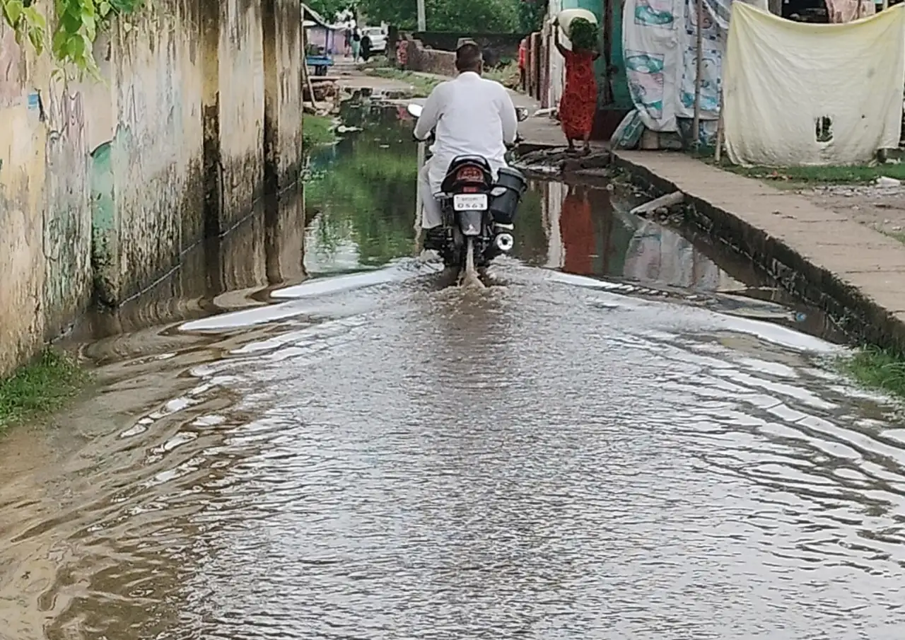 बगहा में पहली ही बारिश ने खोली नगर परिषद की पोल, सड़कें बनीं तालाब, जलजमाव से जनजीवन बेहाल