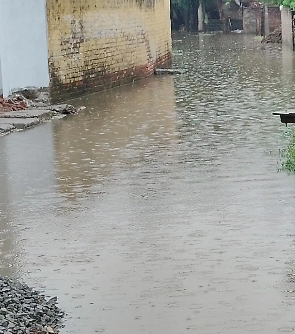 जलमग्न सड़कें बनीं लोगों के लिए मुसीबत, आवागमन प्रभावित