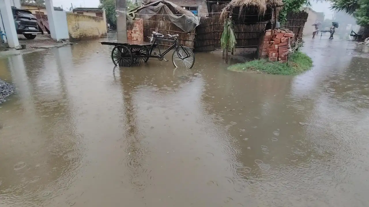 बारिश के बाद शहर की बदहाली कैमरे में कैद