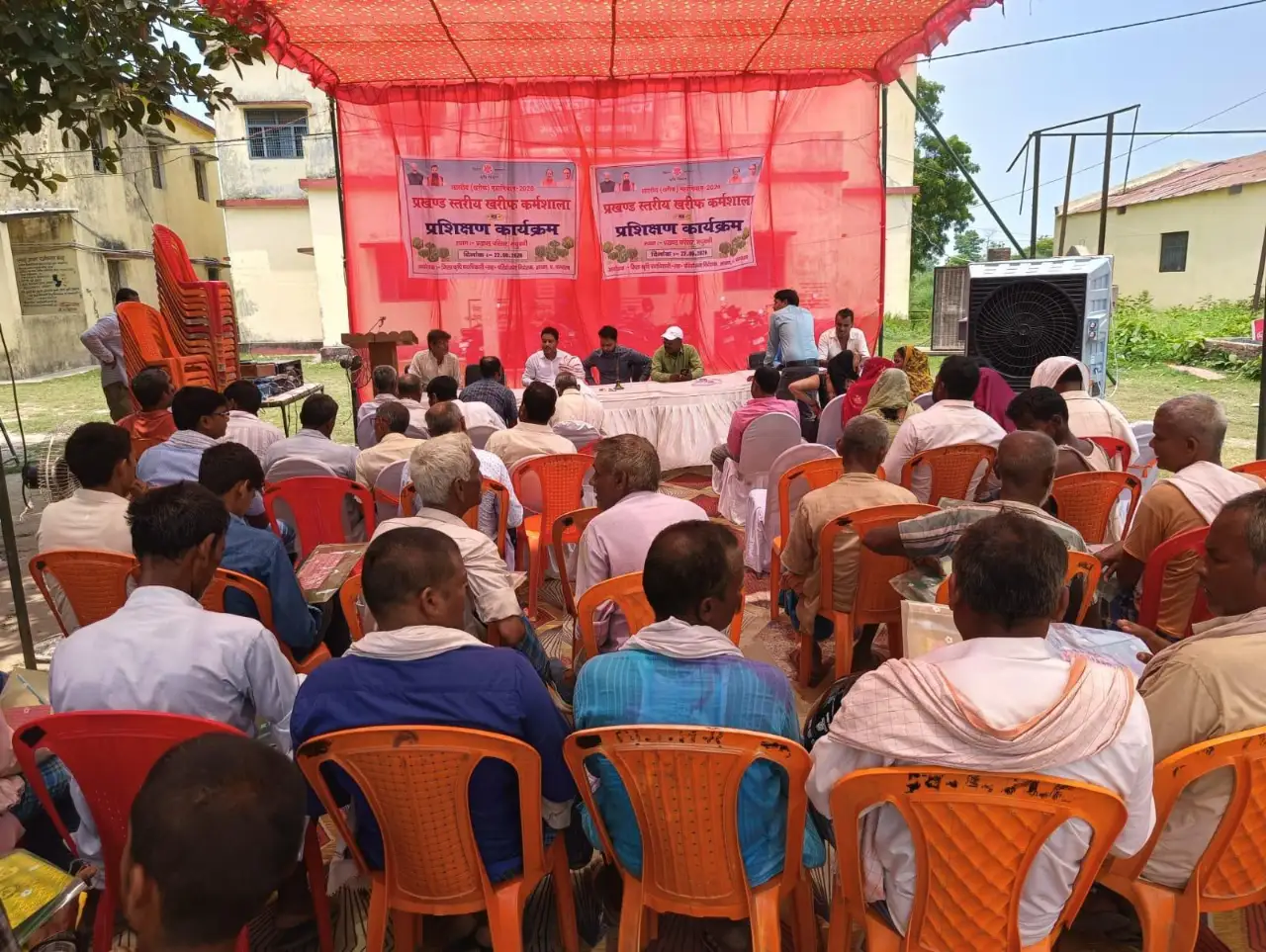 मधुबनी प्रखंड मुख्यालय में खरीफ कार्यशाला हुई सम्पन्न , किसानों को खेती की नई तकनीकी की जानकारी दी गई।