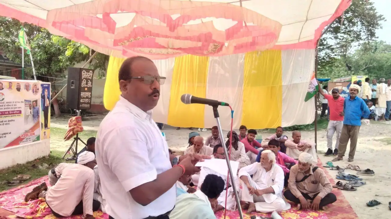 सभा में विभिन्न मांगों को लेकर संबोधित करते कांग्रेसी नेता जितेंद्र राव