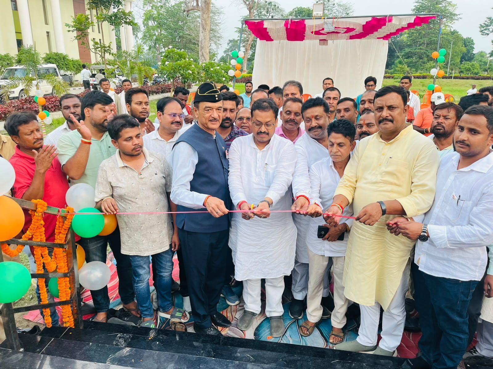 भारत-नेपाल सीमा पर शान से लहराया 108 फीट ऊंचा तिरंगा, वाल्मीकिनगर में हाई मास्ट नेशनल फ्लैग का लोकार्पण