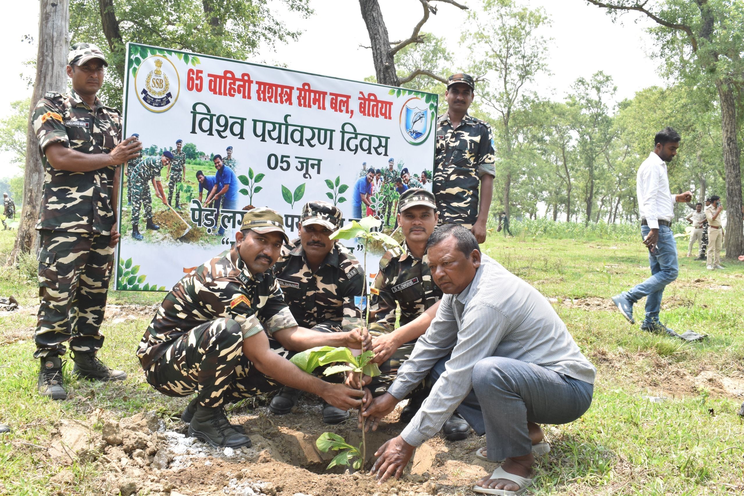 पेड़ लगाओ, भविष्य बचाओ— हरनाटांड़ में गूंजा पर्यावरण संरक्षण का संदेश।