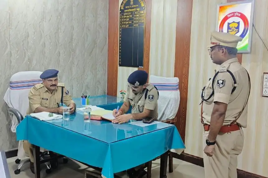 डीआईजी ने किया पुलिस अंचल कार्यालय बगहा का निरीक्षण, लंबित मामलों के त्वरित निष्पादन का दिया निर्देश।