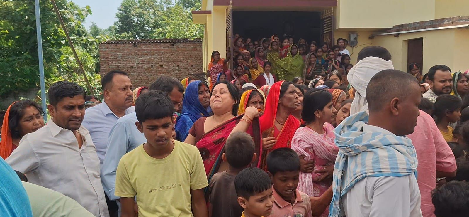 लोगों ने दी न नम आंखों से दी  विदाई