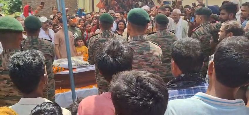 जवानों ने उन्हें पूरे सैन्य सम्मान के साथ अंतिम सलामी