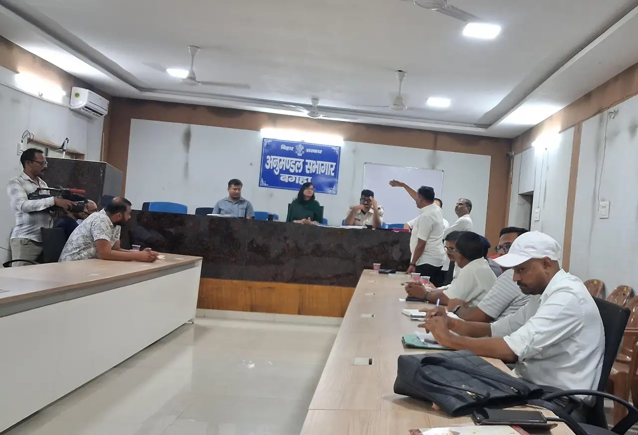 बैठक में बगहा नगर परिषद के पदाधिकरी उपस्थित है।