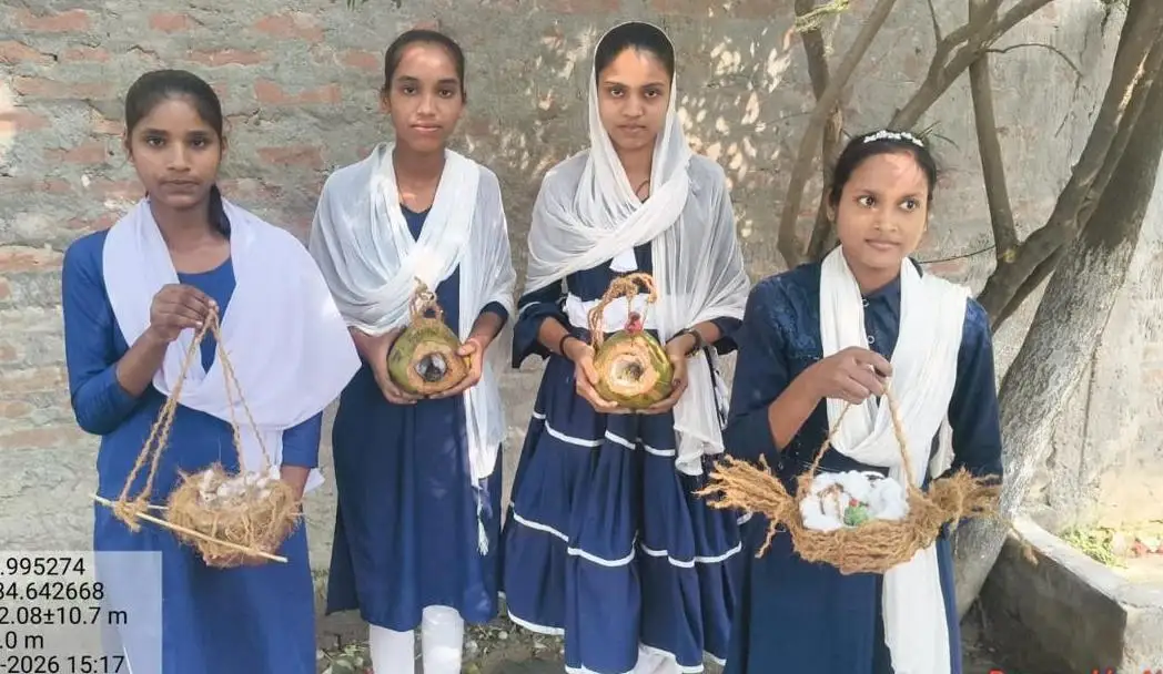 नारियल के गोले से बने घोंसले के साथ स्कूली बच्चे
