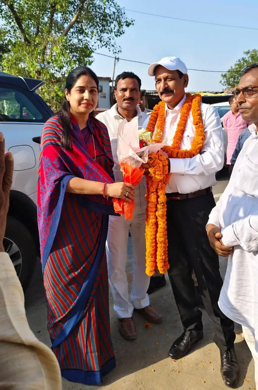 प्रमुख विजया सिंह के स्वागत के बीच बांसी पहुंचे पूर्व डीएम दिनेश कुमार राय