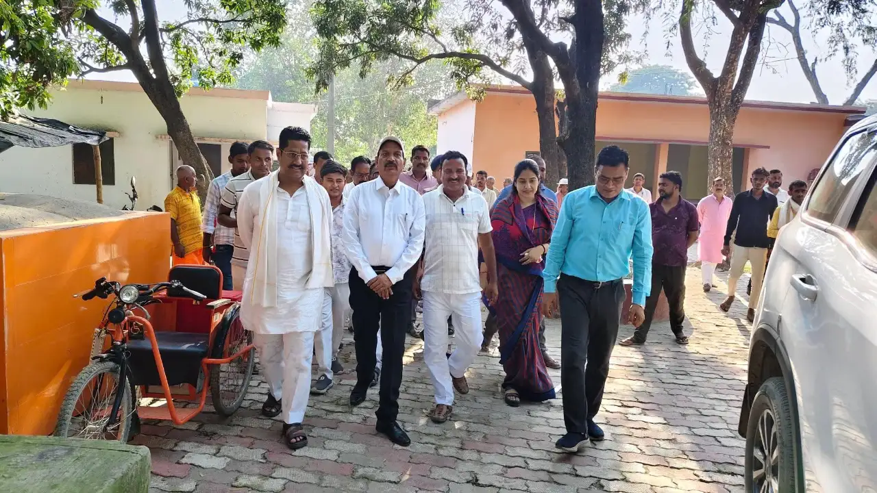 बांसी पहुंचे पूर्व डीएम, विकास कार्यों को देखकर बोले— चंपारण से आज भी है गहरा लगाव