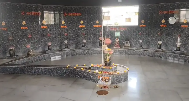 भारत गौरव यात्रा के सातवें दिन बेतिया के तीर्थ यात्रियों ने श्री घृष्णेश्वर ज्योतिर्लिंग का दर्शन किया