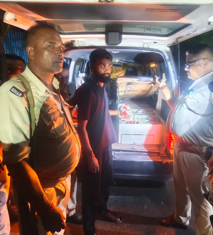 एम्बुलेंस की आड़ में हो रही थी शराब तस्करी, 157.68 लीटर अंग्रेजी शराब बरामद