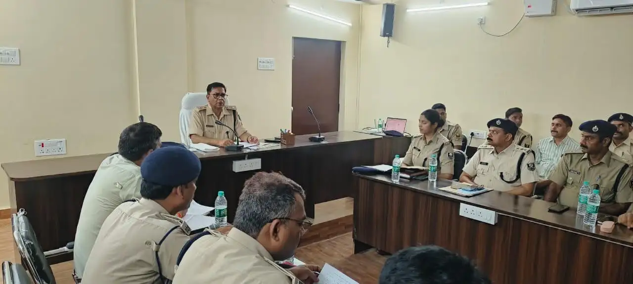 एसपी की अपराध समीक्षा बैठक में सख्त निर्देश, बालू माफिया और शराब तस्करों के खिलाफ अभियान तेज करने का आदेश