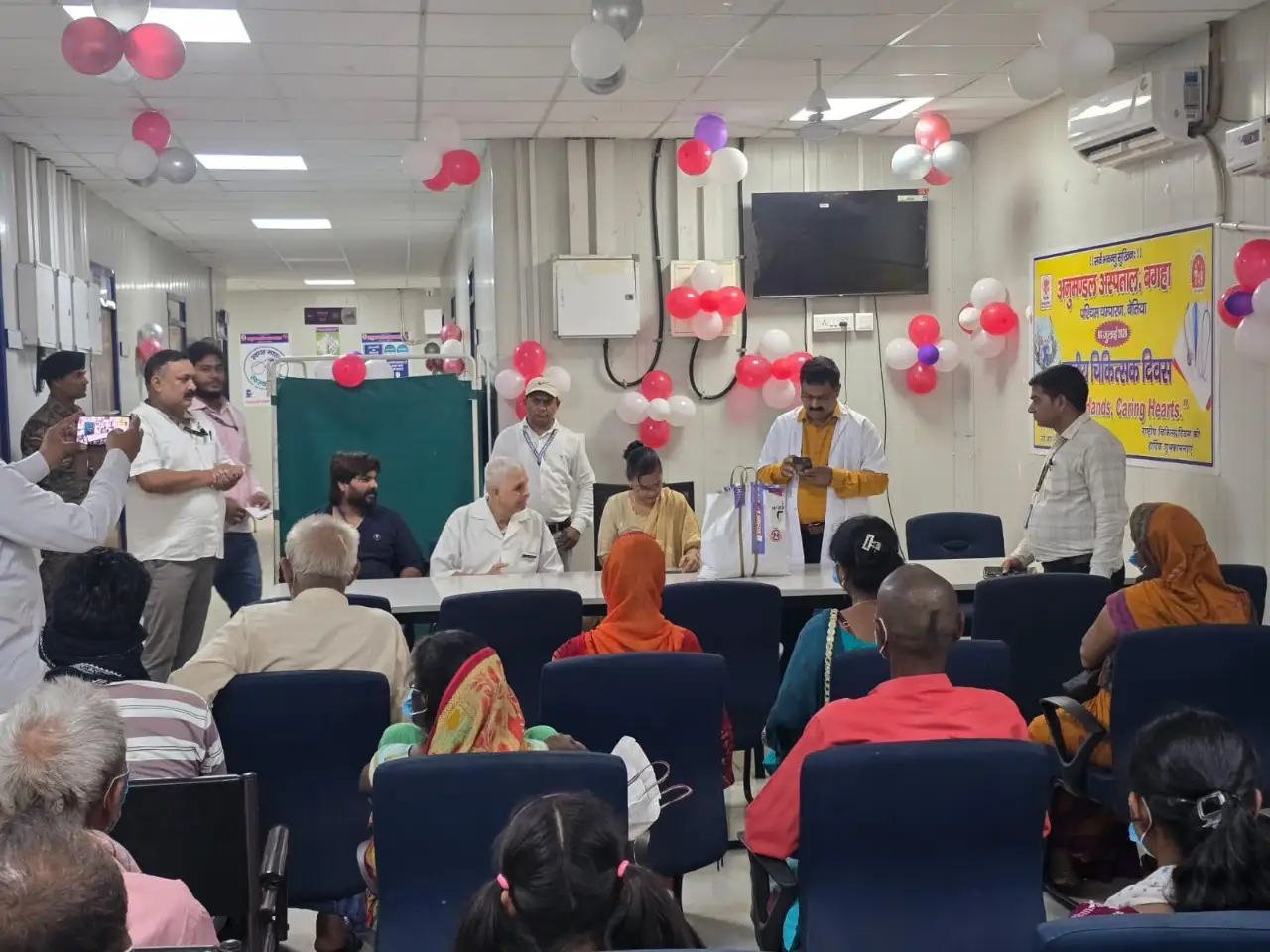 बगहा अनुमंडलीय अस्पताल में टीबी मरीजों के बीच पोषण पोटली का वितरण।