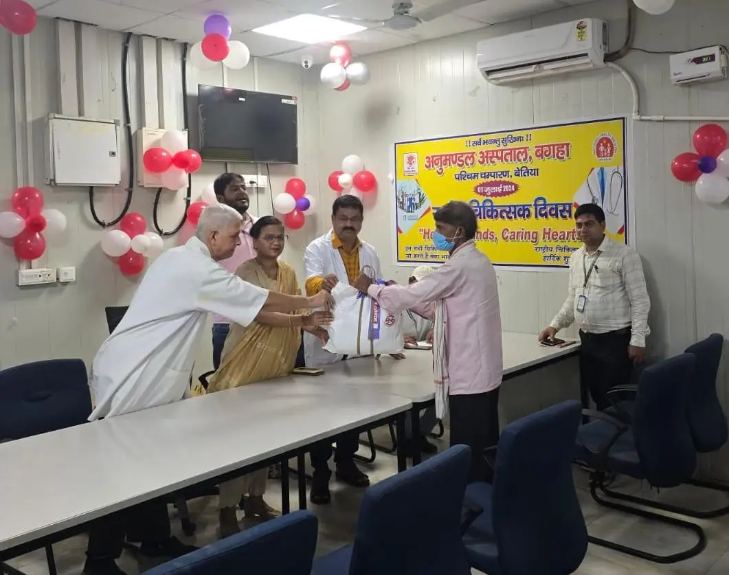 SDM और अनुमंडलीय अस्पताल उपाधीक्षक बगहा -1प्रभारी राजेश सिंह टीबी कीट वितरण करते हुए।