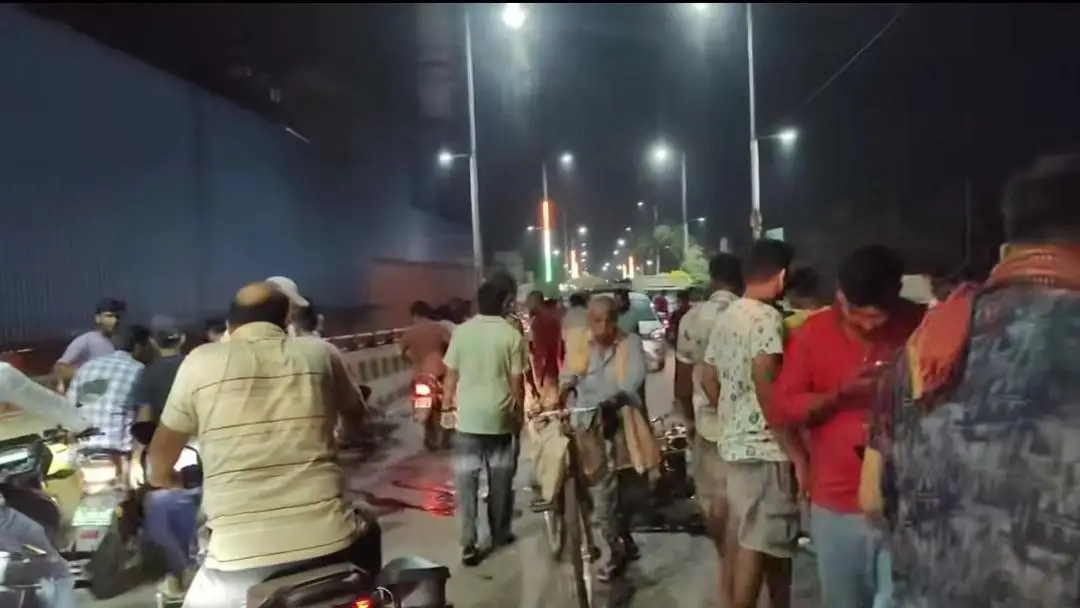 रामनगर ओवरब्रिज पर भीषण टक्कर के बाद सड़क पर बिखरे बाइक और स्कूटी के मलबे