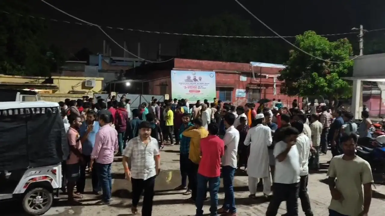 टक्कर इतनी जबरदस्त कि दोनों वाहन हुए क्षतिग्रस्त, तीन युवक गंभीर घायल