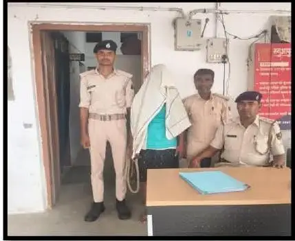 पश्चिमी चंपारण में रिश्तों का खौफनाक अंत: भाई की हत्या कर शव जलाने का आरोप, मां-बेटे गिरफ्तार
