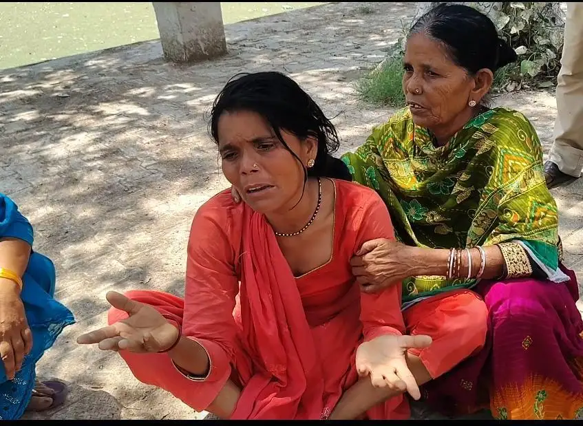 रोती बिलखती मृतक की मां