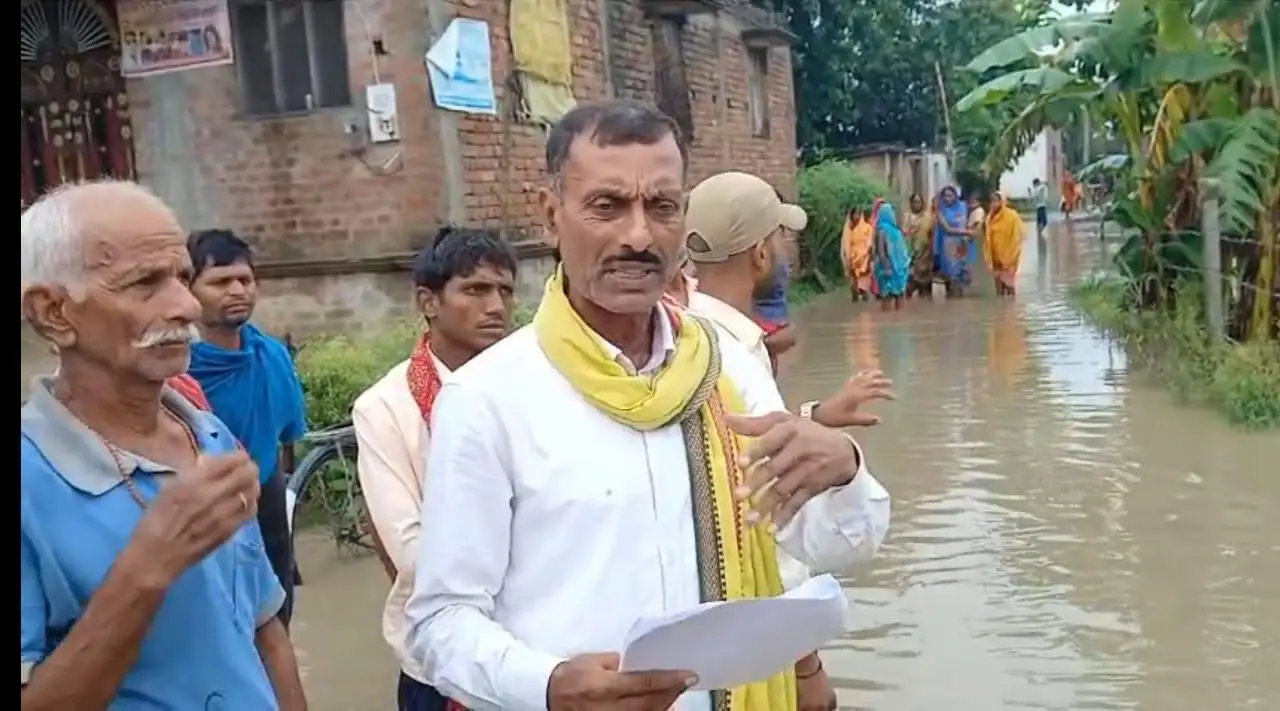 10.66 लाख की नाली अधूरी, बरसात में वार्ड बना तालाब; आक्रोशित ग्रामीणों ने खोला मोर्चा