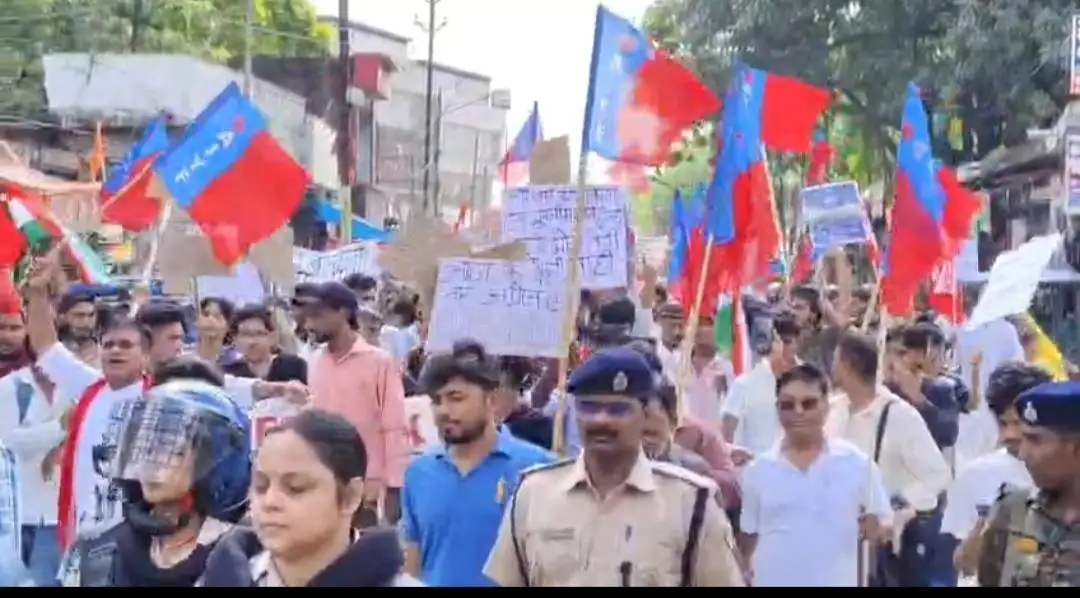 NEET पेपर लीक के विरोध में नरकटियागंज में छात्र-युवा हुंकार, AISF-AIYF का विशाल प्रतिरोध मार्च