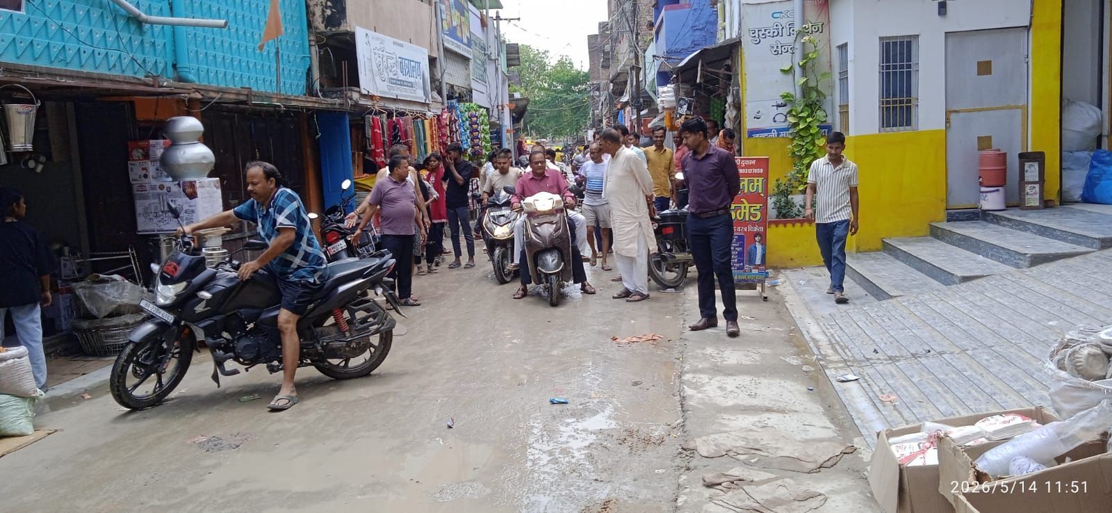 निर्माण कार्य का निरीक्षण  करते सभापति प्रतिनिधि पप्पू गुप्ता, एसडीओ, वार्ड पार्षद प्रतिनिधि मोहन साहु तथा अजय राउत