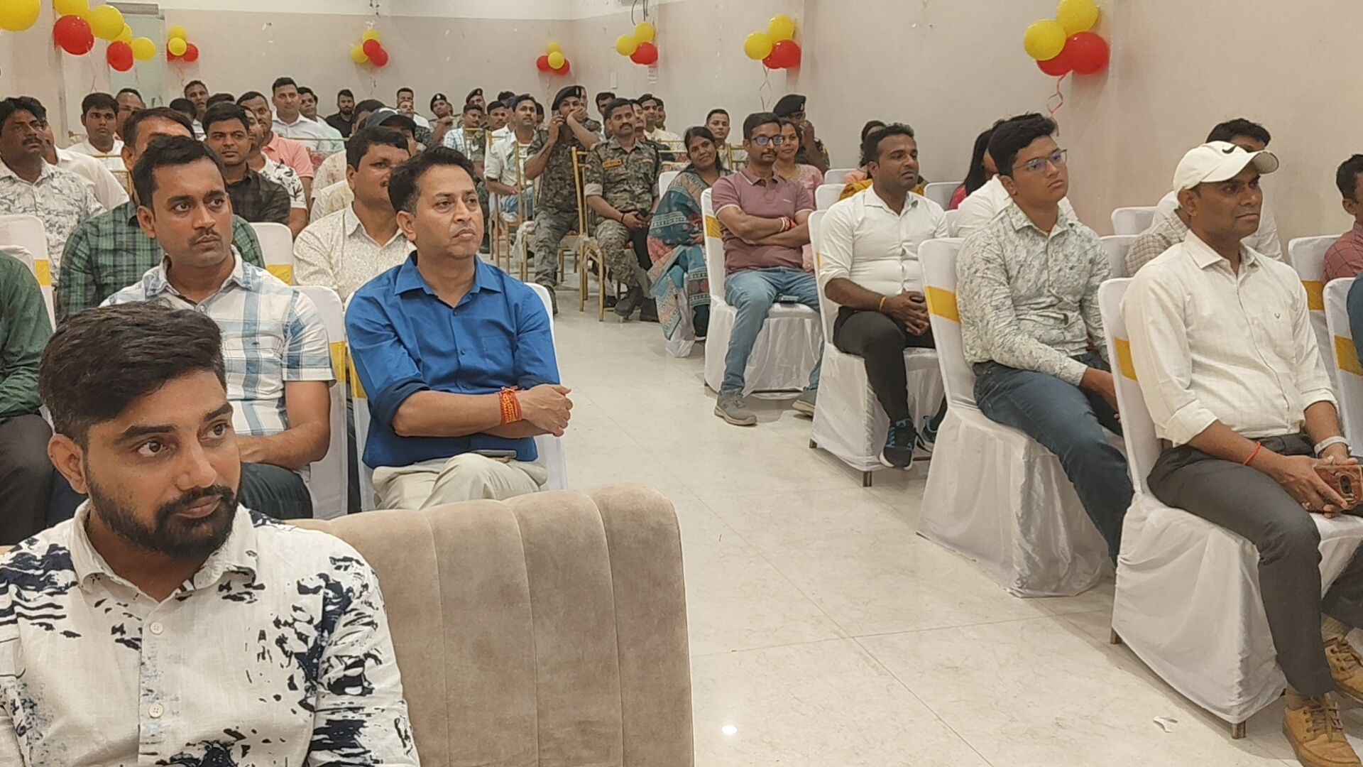 सम्मान समारोह में उपस्थित थानाध्यक्ष एवं पुलिस पदाधिकारी