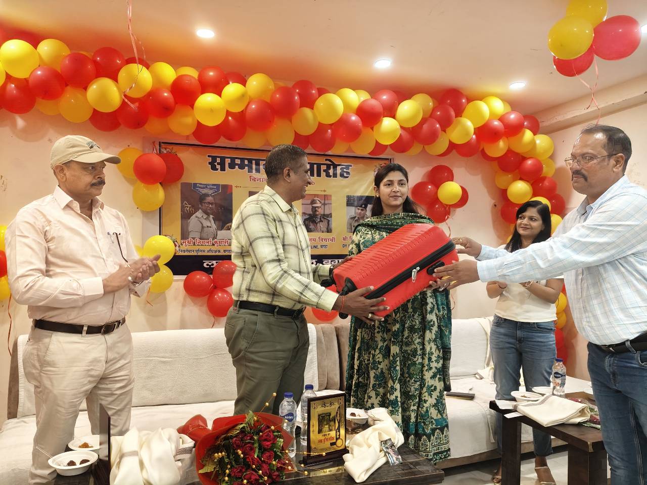 एसडीपीओ कुमार देवेंद्र को गिफ्ट देते एसडीपीओ रागनी कुमारी एवं इंस्पेक्टर संजय कुमार पाठक,